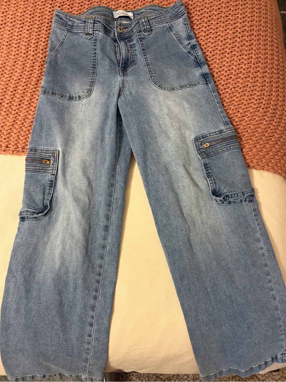 Y2K Light Wash Wide-Leg Cargo Jeans for Women- zipper closure